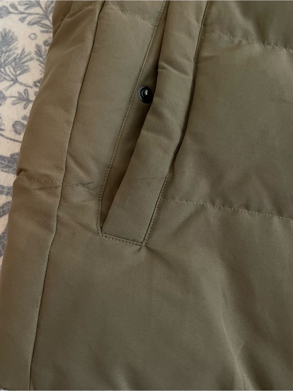 Uniqlo Beige Khaki Minimalist Puffer Vest Fits XS-M - Picture 8 of 13